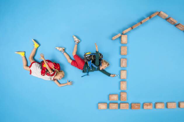 IMAGO Creative: Gesellschaft, Schule, Schulanfang Brother and sister coming home from school model released Symbolfoto  BAEF01600