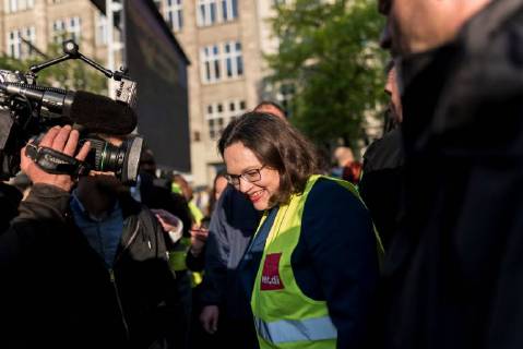 Deutschland, Berlin - 24.04.2018 Andrea Nahles, Vorsitzende der Sozialdemokratischen Partei Deutschland (SPD) verl??sst die Demonstration gegen die Verleihung des Axel Springer Award 2018 an Amazon-Gr??nder Jeff Bezos f??r sein vision??res Unternehmertum . Mitarbeiter des Unternehmens demonstrierten unter dem Motto Make Amazon Pay again gegen den Axel Springer Award den nach Angaben des Medienunternehmens herausragende Pers??nlichkeiten, die in besonderer Weise innovativ sind, M??rkte schaffen und ver??ndern und sich ihrer gesellschaftlichen Verantwortung stellen erhalten. Gewerkschaften kritisieren die schlechten Arbeitsbedingungen in Amazons Logistik-Zentren die sie f??r nicht preisw??rdig erachten. Germany, Berlin - 24.04.2018 Andrea Nahles, chairwoman of the Social Democratic Party (SPD) leaves the demonstration against the awar