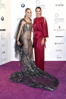 Sylvia Walker und Esther Sedlaczek bei der 26. Verleihung des Deutschen Parfumpreises Duftstars 2018 im Flughafen Tempelhof. Berlin, 25.04.2018