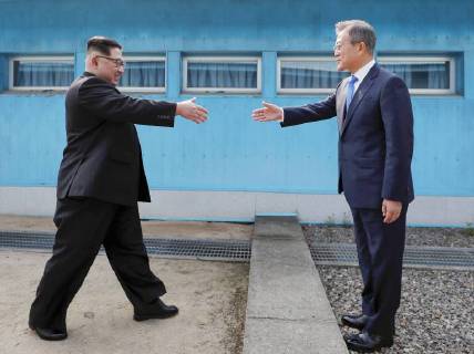 Themen der Woche KW17 Bilder des Tages Inter-Korean summit South Korean President Moon Jae In (R) and North Korean leader Kim Jong Un greet each other at the border between their countries at Panmunjeom in the Demilitarized Zone on April 27, 2018. (Korea Summit Press Pool) 