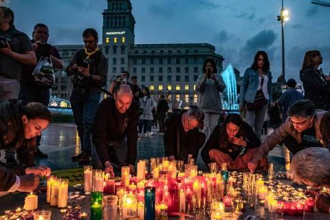 April 27, 2018 - Barcelona, Catalonia, Spain - People seen lighting candles in the center of the square catalunya in memory of the 1050 days in prison of the Catalan political prisoners. A hundred people have recalled that Catalan political prisoners have been in prison for 1050 days lighting the same number of candles in the Plaza Catalunya in Barcelona Barcelona Spain - ZUMAs197 20180427_zaa_s197_093 Copyright: xPacoxFreirex