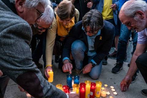 April 27, 2018 - Barcelona, Catalonia, Spain - People seen lighting candles in the center of the square catalunya in memory of the 1050 days in prison of the Catalan political prisoners. A hundred people have recalled that Catalan political prisoners have been in prison for 1050 days lighting the same number of candles in the Plaza Catalunya in Barcelona Barcelona Spain - ZUMAs197 20180427_zaa_s197_094 Copyright: xPacoxFreirex