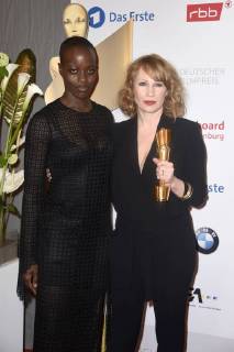 Florence Kasumba und Birgit Minichmayr, Lola Preisträgerin für die beste weibliche Nebenrolle für den Film 3 Tage in Quiberon , bei der Verleihung des Deutschen Filmpreises 2018 in der Messe Berlin. Berlin, 27.04.2018
