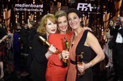 Birgit Minichmayr, Marie Bäumer und Emily Atef, Preisträgerinnen beste weibliche Hauptrolle, beste weibliche Nebenrolle und bester Film 3 Tage in Quiberon , bei der Verleihung des Deutschen Filmpreises 2018 in der Messe Berlin. Berlin, 27.04.2018
