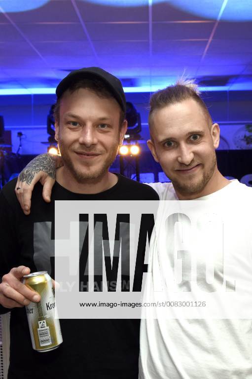 Daniel Shneezin Schneider Und Michael Mike Rohleder Von Den 257ers Beim Start Der Partyreihe Penny G