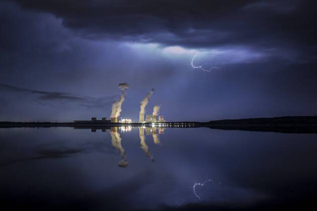 Themen der Woche KW17 Bilder des Tages Ein Gewitter mit Blitzen zeichnet sich ab hinter dem Baerwalder See und dem Kohlekraftwerk von Boxberg in der Oberlausitz. Klitten, 28.04.2018. Klitten Deutschland
