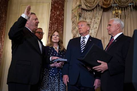 Themen der Woche KW 18 Bilder des Tages Mike Pompeo, U.S. secretary of state, is sworn in by Vice President Mike Pence, as U.S. President Donald Trump, Susan Pompeo, and Nick Pompeo look on, at the State Department, in Washington, D.C. on May 2, 2018.  WAX20180502212 ALxDRAGO