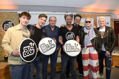 Bilder des Tages Die Lochis, Wolfram Kons, Tom Lehel, Sebastian Krumbiegel, Hella von Sinnen und Guido Cantz beim Auftakt des Mobbing- Präventionsprogramms Du doof?! der Stiftung Mobbing stoppen! Kinder stärken! in der Grundschule GGS in Braunsfeld. Köln, 04.05.2018