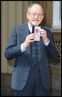 . 04 05 2018. London, United Kingdom. Investitures at Buckingham Palace. Dr. Martin Stern receives an MBE at the Investitures at Buckingham Palace, London, UK - 04 May 2018.  xi-Imagesx xPoolx IIM-17671-0024