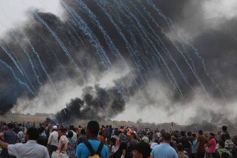 Themen der Woche KW 18 Bilder des Tages May 4, 2018 - Gaza, Palestinian Territories, Palestine - Tear gas canisters are fired by Israeli forces at Palestinian demonstrators during a protest demanding the right to return to their homeland, at the Israel-Gaza border, east of Gaza City, May 4, 2018. Gaza Palestine  - ZUMAn230 20180504_zaa_n230_118 Copyright: xMajdixFathix