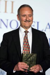 Spanish writer Jorge Molist poses with his prize after winning the Fernando Lara Novel Award with his book Canción de sangre y oro (song of blood and gold) during a gala dinner at Real Alcazar in Seville, Andalusia, Spain, 04 May 2018. Jorge Molist wins the XXIII Fernando Lara Novel Award !ACHTUNG: NUR REDAKTIONELLE NUTZUNG!  Copyright: xRAULxCAROxCARDENASx GRAF8979 20180505-636610781505289815
