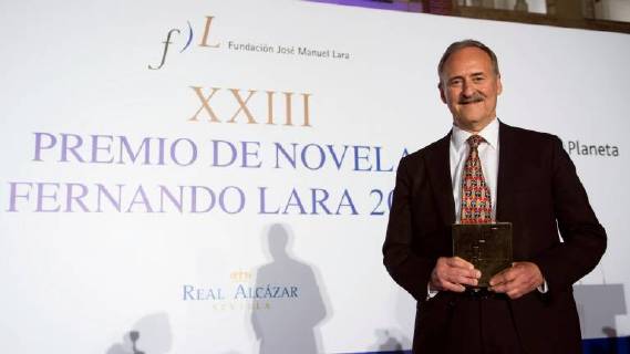 Spanish writer Jorge Molist poses with his prize after winning the Fernando Lara Novel Award with his book Canción de sangre y oro (song of blood and gold) during a gala dinner at Real Alcazar in Seville, Andalusia, Spain, 04 May 2018. Jorge Molist wins the XXIII Fernando Lara Novel Award !ACHTUNG: NUR REDAKTIONELLE NUTZUNG!  Copyright: xRAULxCAROxCARDENASx GRAF8979 20180505-636610782114516369