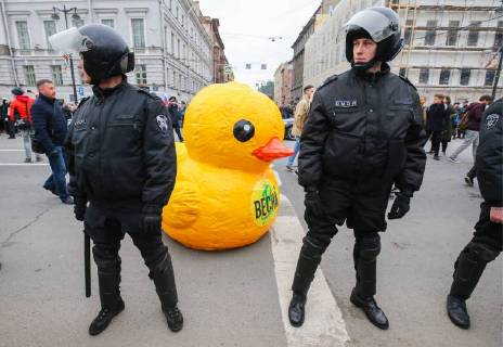 Themen der Woche KW 18 Bilder des Tages ST PETERSBURG, RUSSIA - MAY 5, 2018: Riot police officers seen during an unauthorised opposition protest in St Petersburg s Alexander Garden. Peter Kovalev TASS  TS07E185