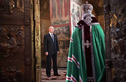 Themen der Woche KW 19 Bilder des Tages Russland, Putin nach Vereidigung bei Gottesdienst in Moskau MOSCOW, RUSSIA â€“ MAY 7, 2018: Vladimir Putin (L) during a service at the Moscow Kremlin s Cathedral of the Annunciation conducted by Patriarch Kirill of Moscow and All Russia after being sworn in as President of Russia. Alexei Nikolsky Russian Presidential Press and Information Office TASS  TS07E69D