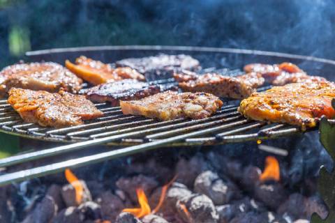 Bochum THEMENBILD Grillen, 06.05.2018 Bauchfleisch und Wuerstchen auf dem Grill, unter dem Grill lodern die Flammen bei THEMENBILD Grillen, 06.05.2018 Copyright: xEIBNER MarioxHommesx EP_MHS