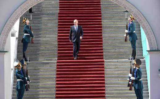 Themen der Woche KW 19 May 7, 2018 - Moscow, Russia - Russian President Vladimir Putin walks down the step os the Kremlin Grand Palace as he arrives to watch a review of the Presidential Regiment to mark his fourth inauguration on Cathedral Square in the Kremlin Grand Palace May 7, 2018 in Moscow, Russia. Putin was sworn-in for the forth time as the President of the Russian Federation. Moscow Russia - ZUMAp138 20180507_zaa_p138_031 Copyright: xKremlinxPoolx
