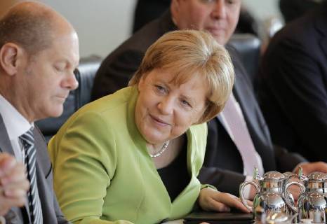 Olaf Scholz, Bundesminister der Finanzen, Bundeskanzlerin Angela Merkel, Deutschland, Berlin, Bundeskanzleramt, Kabinettssitzung. Das Bundeskabinett befasst sich in seiner 8. Sitzung am 9. Mai 2018 unter anderem mit dem Gesetzentwurf zur Neuregelung des Familiennachzugs zu subsidiär Schutzberechtigten.
