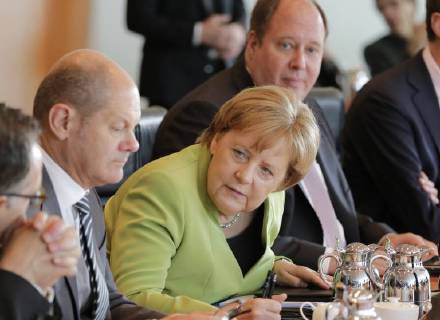 Olaf Scholz, Bundesminister der Finanzen, Bundeskanzlerin Angela Merkel, Deutschland, Berlin, Bundeskanzleramt, Kabinettssitzung. Das Bundeskabinett befasst sich in seiner 8. Sitzung am 9. Mai 2018 unter anderem mit dem Gesetzentwurf zur Neuregelung des Familiennachzugs zu subsidiär Schutzberechtigten.