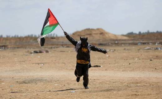Themen der Woche KW 19 Bilder des Tages May 9, 2018 - Khan Younis, Gaza Strip, Palestinian Territory - A Palestinian protester dressed as Bat Man waves Palestine flag during a protest demanding the right to return to their homeland, at the Israel-Gaza border in Khan Younis in the southern Gaza Strip, May 9, 2018 Khan Younis Palestinian Territory - ZUMAap3_ 20180509_zaf_ap3_050 Copyright: xAshrafxAmrax