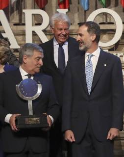 Spain s King Felipe VI (R) poses with the President of the EU Parliament, Italian Antonio Tajani (L), and former Spanish Prime Minister Felipe Gonzalez during the handover ceremony of the XII Carlos V European Award held at the Monastery of Yuste in Caceres, Spain, 09 May 2018. Antonio Tajani receives the Carlos V European Award !ACHTUNG: NUR REDAKTIONELLE NUTZUNG!  Copyright: xBALLESTEROSx GRAF2514 20180509-636614697223681561