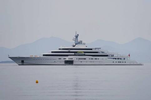 Die Eclipse ist mit einer Laenge von 162,5 Meter die aktuell zweitlaengste Mega-Yacht der Welt. Sie wurde im Herbst 2010 von der Hamburger Werft Blohm und Voss an den Eigner des Schiffes, den russischen Milliardaer Roman Abramowitsch uebergeben