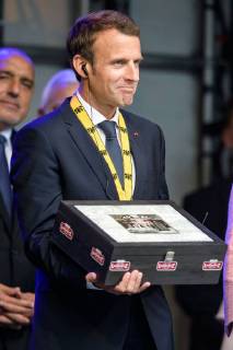 Verleihung des internationalen Karlspreises zu Aachen, 10.05.2018 Emmanuel Macron mit einer Packung Aachener Printen bei der Verleihung des internationalen Karlspreises zu Aachen am 10.05.2018, , Aacgeb NRW Deutschland