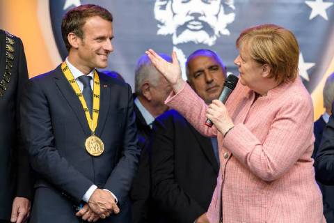 Verleihung des internationalen Karlspreises zu Aachen, 10.05.2018 vl: der Französische Präsident Emmanuel Macron und Bundeskanzlerin Dr. Angela Merkel bei der Verleihung des internationalen Karlspreises zu Aachen am 10.05.2018, , Aacgeb NRW Deutschland