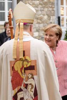 Verleihung des internationalen Karlspreises zu Aachen, 10.05.2018 Bundeskanzlerin Dr. Angela Merkel begrüßt den Aachener Bischof Dr. Helmut Dieser bei der Verleihung des internationalen Karlspreises zu Aachen am 10.05.2018, , Aacgeb NRW Deutschland