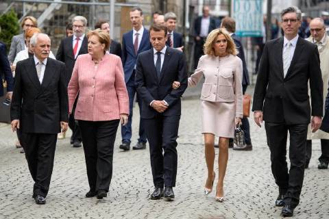 Verleihung des internationalen Karlspreises zu Aachen, 10.05.2018 vl: Jürgen Linde, Bundeskanzlerin Dr. Angela Merkel, der französische Präsident Emmanuel Macron, Brigitte Macron und der Oberbürgermeister von Aachen Marcel Philipp bei der Verleihung des internationalen Karlspreises zu Aachen am 10.05.2018, , Aacgeb NRW Deutschland