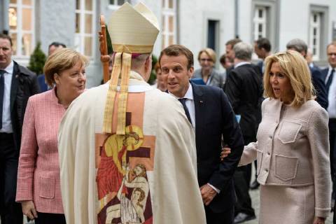 Verleihung des internationalen Karlspreises zu Aachen, 10.05.2018 Bundeskanzlerin Dr. Angela Merkel, der französische Präsident Emmanuel Macron, Brigitte Macron mit dem Aachener Bischof Bischof Dr. Helmut Dieser bei der Verleihung des internationalen Karlspreises zu Aachen am 10.05.2018, , Aacgeb NRW Deutschland