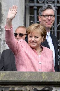 Verleihung des internationalen Karlspreises zu Aachen, 10.05.2018 Bundeskanzlerin Dr. Angela Merkel mit dem Aachener Bürgermeister Marcel Philipp bei der Verleihung des internationalen Karlspreises zu Aachen am 10.05.2018, , Aacgeb NRW Deutschland