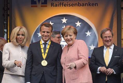 Verleihung des Karlspreises 2018 an Emmanuel Macron. Das Bild zeigt v.l.n.r.: französischer Staatspräsident Emmanuel Macron mit Karlsmedaille, daneben Bundeskanzlerin Angela Merkel und Ministerpräsident des deutschen Bundeslandes Nordrhein-Westfallen Armin Laschet 2018 - Verleihung des Karlspreises 2018 an Emmanuel Macron