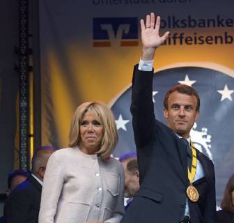 Verleihung des Karlspreises 2018 an Emmanuel Macron. Das Bild zeigt den französischen Staatspräsidenten Emmanuel Macron mit seiner Ehefrau auf der Bühne des Katschhofes in Aachen 2018 - Verleihung des Karlspreises 2018 an Emmanuel Macron