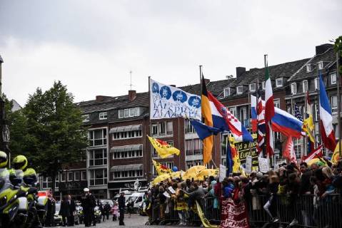 Bilder des Tages Protest rally during the ceremony in front of the town hall of Aachen Demonstration against nuclear energy in Aachen during the ceremony of the Charlemagne prize for the French President Emmanouel Macron, in Aachen on May 10, 2018