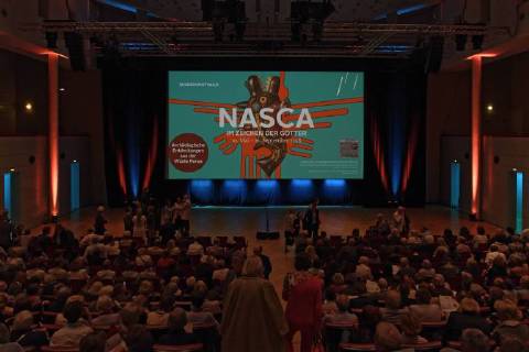 Entertainment Bilder der Woche KW 19 Entertainment Bilder des Tages NASCA Ausstellung in der Bundeskunsthalle. Im Auditorium am Eröffnungstag, dem 10. Mai 2018, herrscht großes Gedränge. Die Ausstellung wird in Bonn bis zum 16. September 2018 zu sehen sein. Im Bild die mehrere Meter große Projektionsfläche mit dem Signet der Ausstellung sowie den Saal füllende Interessenten. Bonn Nordrhein-Westfalen Deutschland