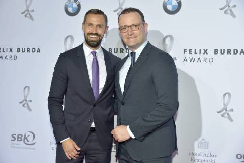 Felix Burda Award in Berlin jens Spahn mit Ehemann Daniel Funke Ankunft zur Preisverleihung und Ehrung des 15. Felix Burde Award im Hotel Adlon Kempinski in Berlin am 13.05.2018
