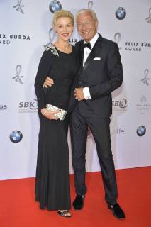 Grit Weiss, Prof. Jo Groebel Ankunft zur Preisverleihung und Ehrung des 15. Felix Burda Award im Hotel Adlon Kempinski in Berlin am 13.05.2018