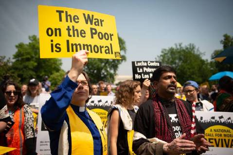 Bilder des Tages May 14, 2018 - Washington, District of Columbia, U.S. - A clergy member holds a sign declaring The War on the Poor is Immoral at a rally and march at the U.S. Capitol. The campaign began with rallies in about three dozen states, and is planned to last six weeks. Approximately 200 people were arrested in the various rallies, often being cited for blocking traffic. Washington U.S. - ZUMAmj3_ 20180514_zaf_mj3_501 Copyright: xJayxMallinx
