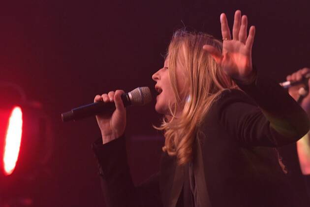 Inga Humpe und Band 2Raumwohnung Liveauftritt 30 Jahre Fred Jay Preisverleihung in Berlin in der Columbiahalle am 15.05.2018