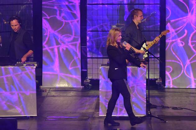 Inga Humpe und Band 2Raumwohnung Liveauftritt 30 Jahre Fred Jay Preisverleihung in Berlin in der Columbiahalle am 15.05.2018