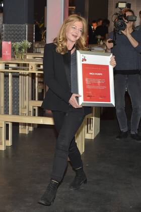 Inga Humpe mit ihrer Trophaee ( Fred Jay Preis 2018 ) 30 Jahre Fred Jay Preisverleihung in Berlin in der Columbiahalle am 15.05.2018