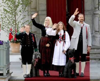 Entertainment Bilder der Woche KW20 Entertainment Bilder des Tages 17-05-2018 Skaugum Princess Mette Marit and Prince Haakon and Princess Ingrid Alexandra and Prince Sverre Magnus celebrating the national day at the residence in Skaugum, Norway.  Copyright: xPPE NIEBOERx