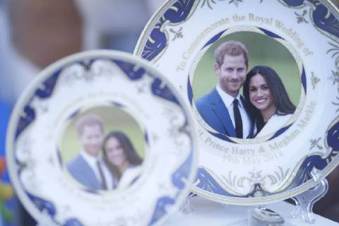 Entertainment Bilder der Woche KW20 Entertainment Bilder des Tages 18-05-2018 UK Souvenir memorabilia in a shop window in Windsor Town Centre, UK ahead of Prince Harry and Meghan Markle s wedding. No Spain  Copyright: xPPE THORTONx