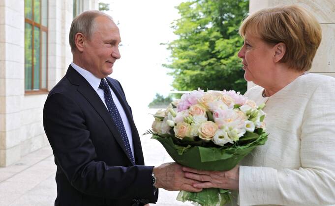 News Bilder des Tages May 18, 2018 - Sochi, Russia - Russian President Vladimir Putin welcomes German Chancellor Angela Merkel to the Bocharov Ruchei residence May 18, 2018 in Sochi, Russia. Sochi Russia - ZUMAp138 20180518_zaa_p138_004 Copyright: xMikhaelxKlimentyevx