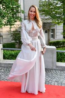 Sylvia WALKER (Sky Moderatorin), Einzelbild,Freisteller, Ganzkoerperaufnahme,ganze Figur. Roter Teppich,Red Carpet,Bayerischer Fernsehpreis 2018 am 18.05.2018.