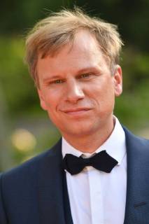 Robert STADLOBER (Schauspieler), Einzelbild,angeschnittenes Einzelmotiv,Portraet,Portrait,Porträt. Roter Teppich,Red Carpet,Bayerischer Fernsehpreis 2018 am 18.05.2018.