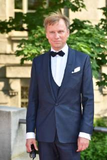 Robert STADLOBER (Schauspieler), Einzelbild,angeschnittenes Einzelmotiv,Halbfigur,halbe Figur. Roter Teppich,Red Carpet,Bayerischer Fernsehpreis 2018 am 18.05.2018.