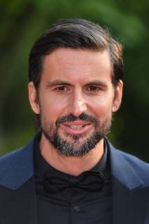 Tom BECK (Schauspieler), Einzelbild,angeschnittenes Einzelmotiv,Portraet,Portrait,Porträt. Roter Teppich,Red Carpet,Bayerischer Fernsehpreis 2018 am 18.05.2018.