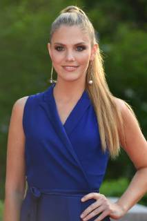 Viviane GEPPERT (Moderatorin), Einzelbild,angeschnittenes Einzelmotiv,Halbfigur,halbe Figur. Roter Teppich,Red Carpet,Bayerischer Fernsehpreis 2018 am 18.05.2018.