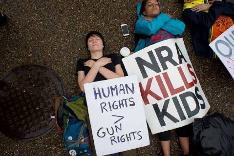 News Bilder des Tages May 19, 2018 - Washington, District of Columbia, U.S - Local high school students stage a lie-in in front of the White House to honor the victims of the Santa Fe High School shooting in Texas. The group is demanding the U.S. president and Congress work to pass gun control legislation. Washington U.S. - ZUMAs226 20180519_zap_s226_003 Copyright: xErinxScottx